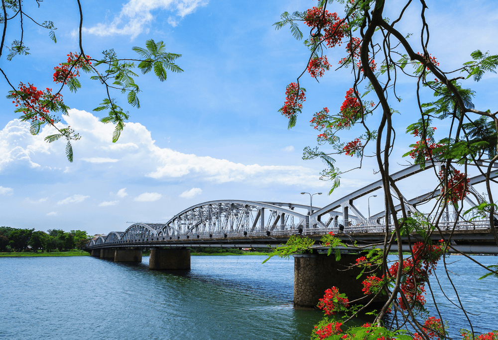 Truong Tien Bridge: An iconic historical destination in Hue (Source: Canva)
